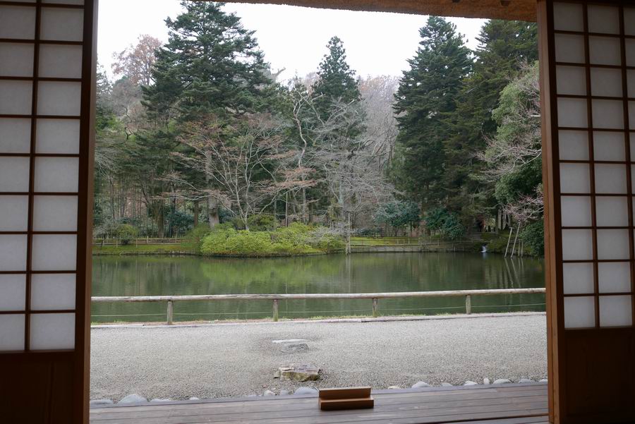 有備館建物内から池を望む