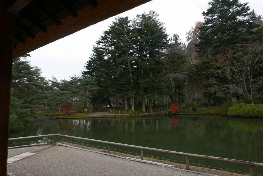 有備館建物内から池を望む