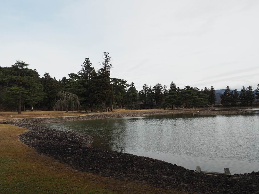 毛越寺の晩秋の庭園風景