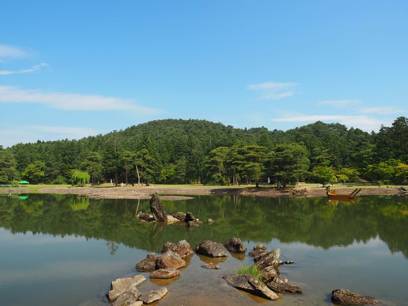 奥州平泉毛越寺大泉が池の6月の風景写真